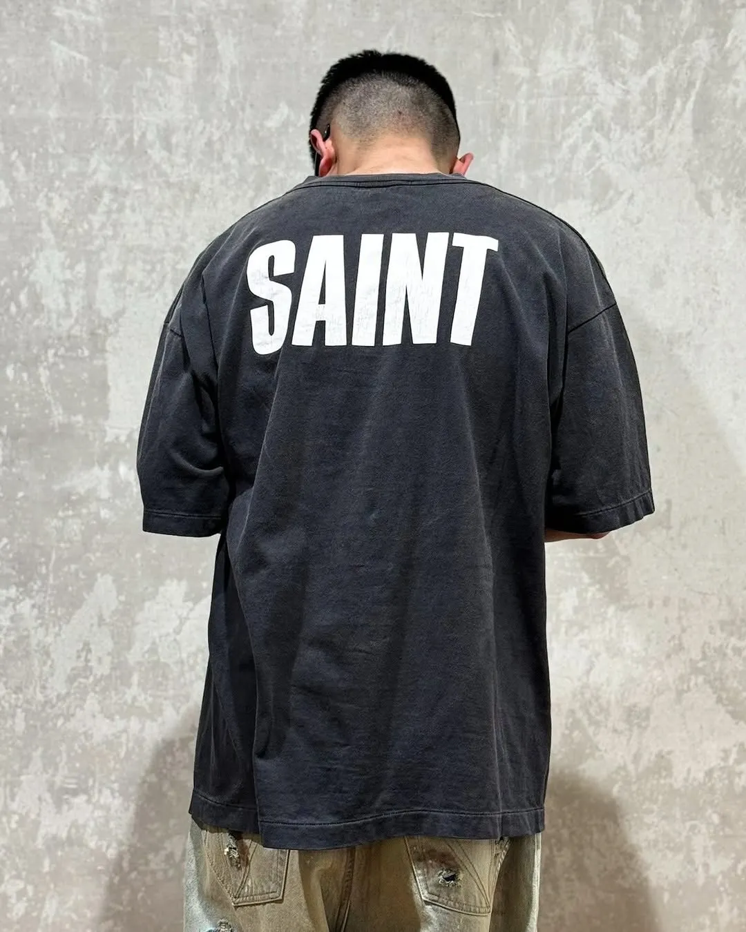 SAINT Mxxxxxx × FRIENDS FRD_SS TEE/FRIENDS/BLK Friends co-branded TEE. Black stills TEE. Washed black S-XL. The ceiling of American dramas. A must-have for sentiment. Asut ready-to-wear wash water and distressed treatment. Domestic top printing factory. God restored. Correct accessories. Friends co-branded wash.